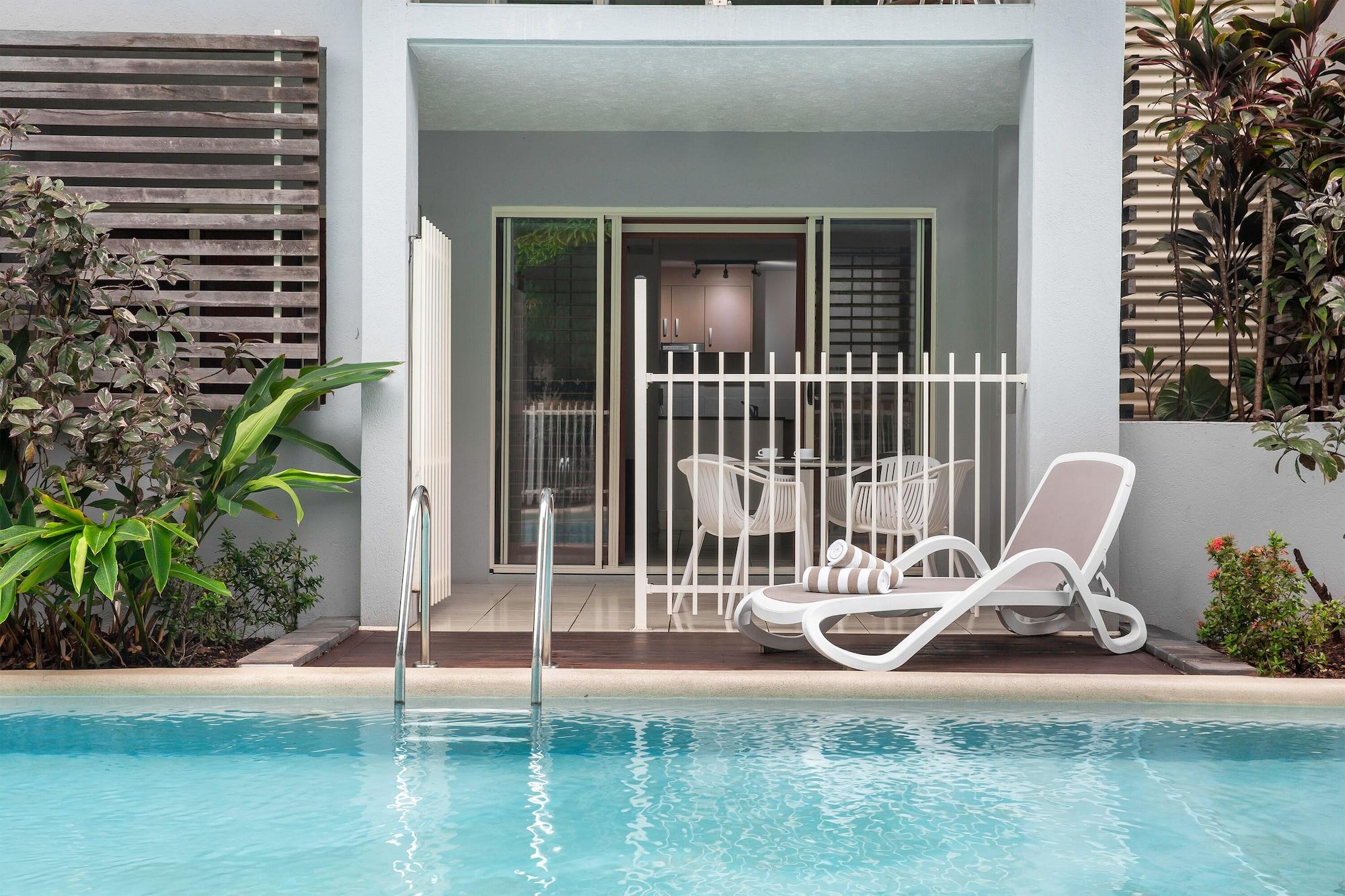 Mantra Aqueous On Port Aparthotel Port Douglas Exteriör bild
